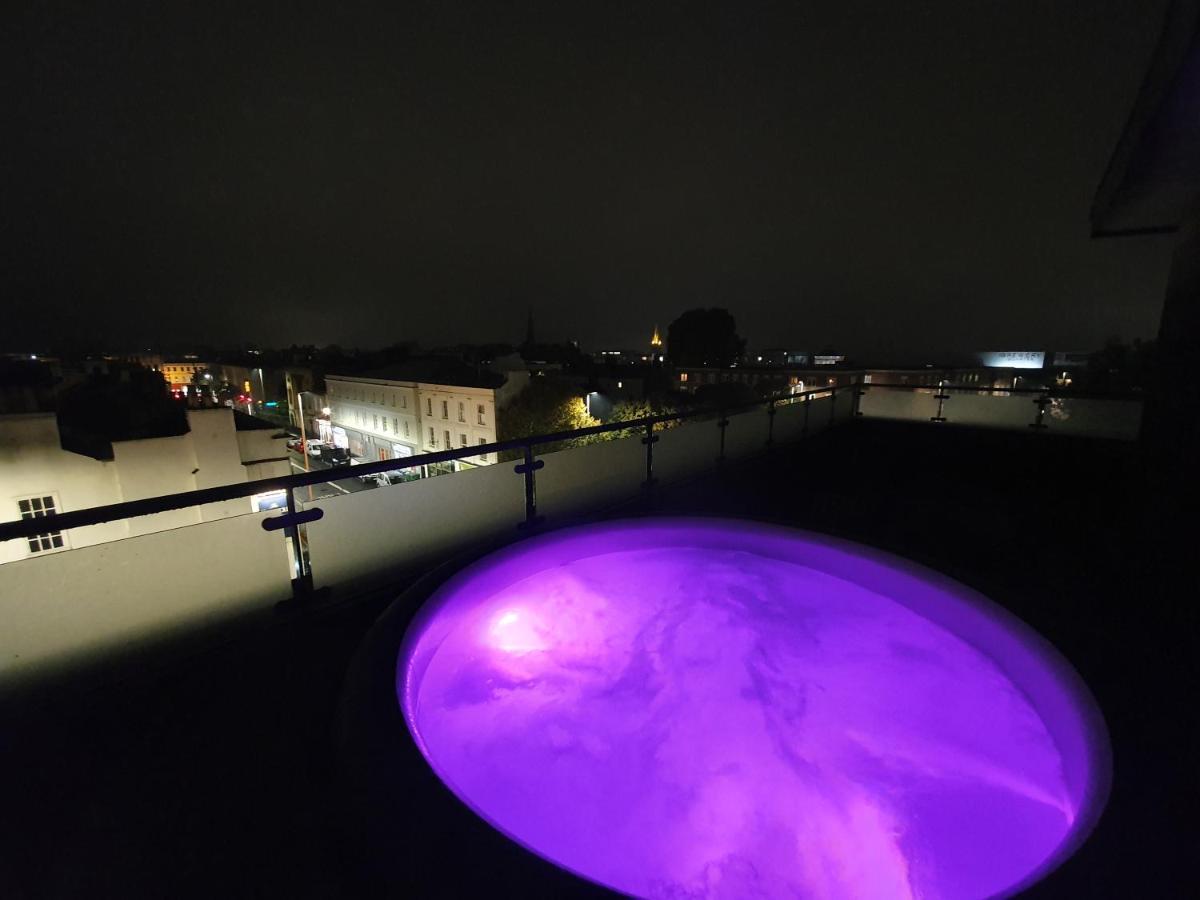 Central Penthouse With Hot Tub & Views 23 Cheltenham Bagian luar foto