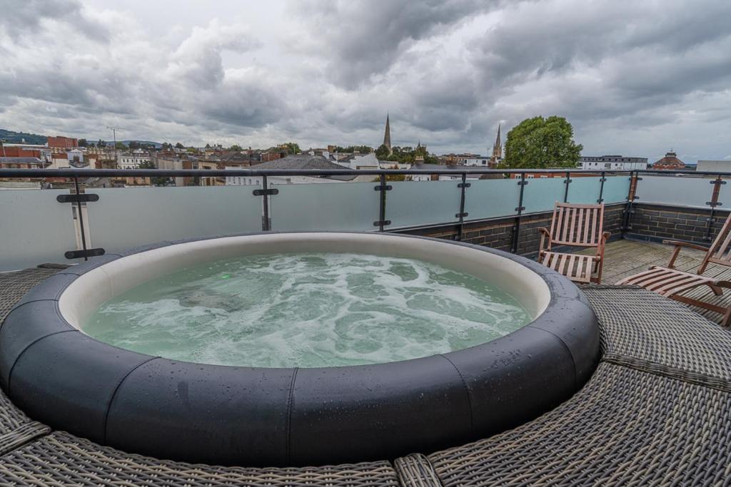 Central Penthouse With Hot Tub & Views 23 Cheltenham Bagian luar foto