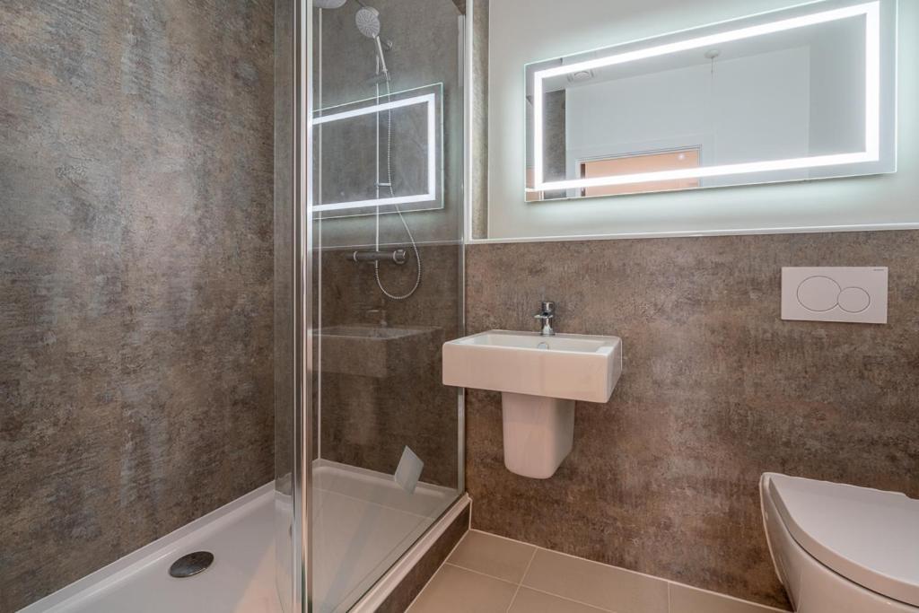 Central Penthouse With Hot Tub & Views 23 Cheltenham Bagian luar foto