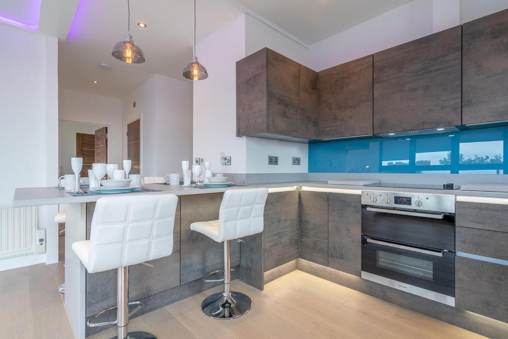 Central Penthouse With Hot Tub & Views 23 Cheltenham Bagian luar foto