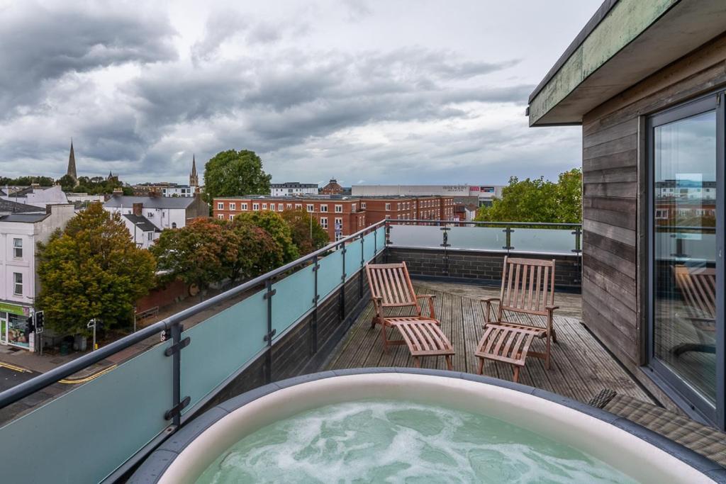 Central Penthouse With Hot Tub & Views 23 Cheltenham Bagian luar foto
