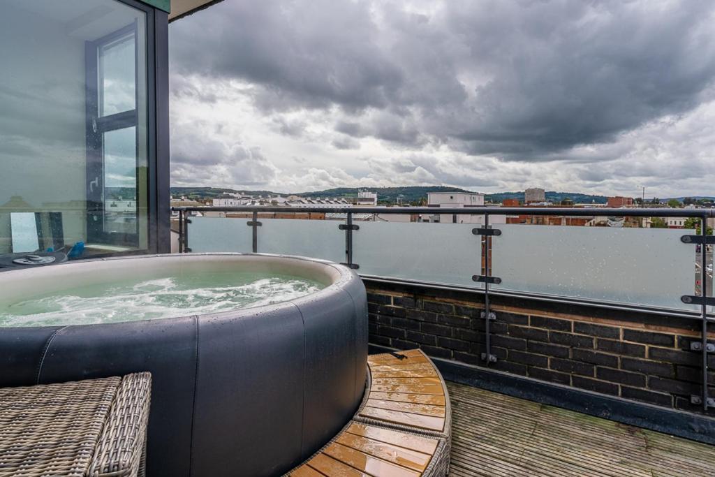 Central Penthouse With Hot Tub & Views 23 Cheltenham Bagian luar foto