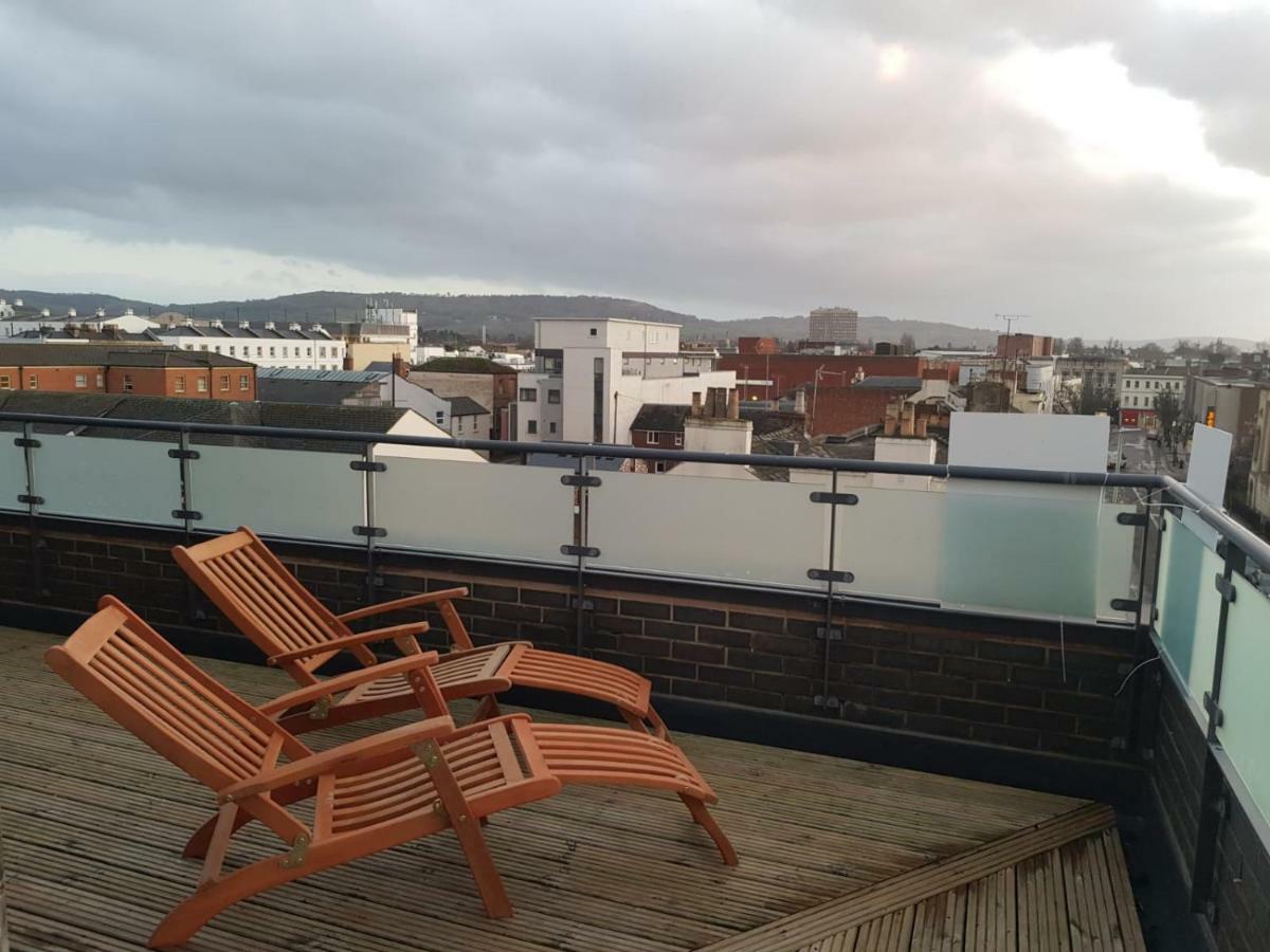 Central Penthouse With Hot Tub & Views 23 Cheltenham Bagian luar foto
