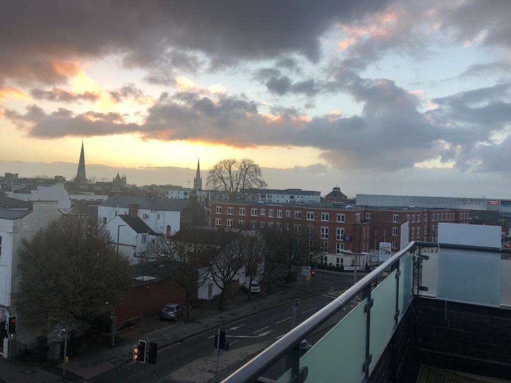 Central Penthouse With Hot Tub & Views 23 Cheltenham Bagian luar foto