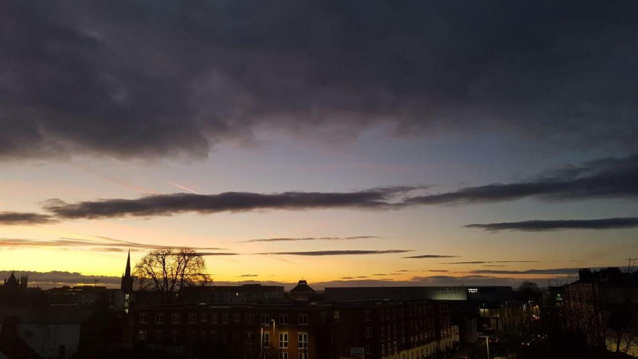 Central Penthouse With Hot Tub & Views 23 Cheltenham Bagian luar foto