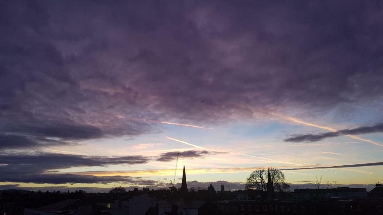 Central Penthouse With Hot Tub & Views 23 Cheltenham Bagian luar foto